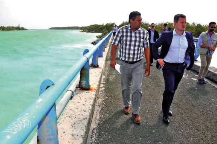 Jean-Jacques Haeweng, directeur de l’Équipement et de l’aménagement de la province des Îles Loyauté, a conduit le ministre Gérald Darmanin sur le pont de Mouli. (Photos Y.M)