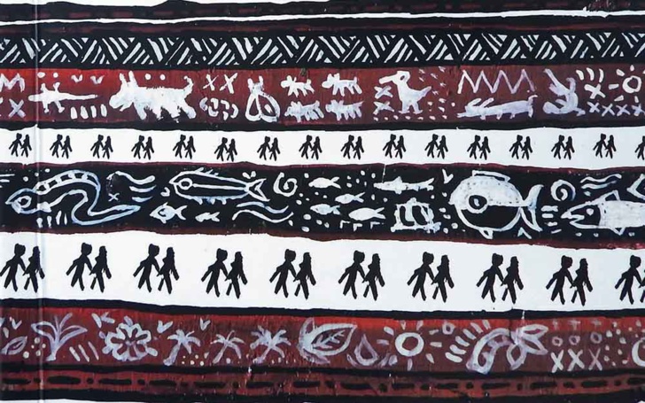 Ceci est l'illustration qui figure sur la première de couverture. Cette frise semble rappeler les différentes interactions entre l'Homme, la faune et la flore qui régissent le monde. Crédit photo : Ariitaimai Amary