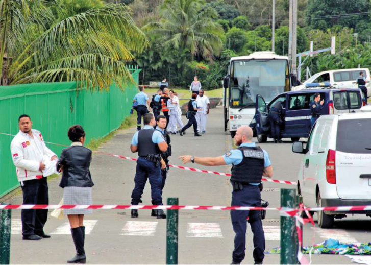 Les gendarmes ont établi un périmètre de sécurité autour du corps de Rominson Ausu pour les besoins de l’enquête. Le car blanc (au fond) qui a percuté le collégien était conduit par un homme de 78 ans. Crédit photo : J.-A.G.-L.