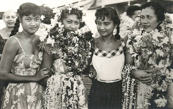 Tahiti, accueil traditionnel à l’arrivée du premier gros porteur DC 10 Crédit photo : éditions Erwin Christian, 1973