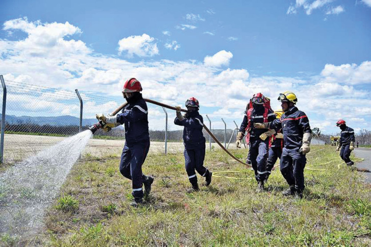 Depuis 18 mois, les jeunes pompiers formés dans les associations calédoniennes ne pouvaient plus intervenir sur les incendies. Seulement sur les secours aux personnes. Crédit photo : Archives LNC