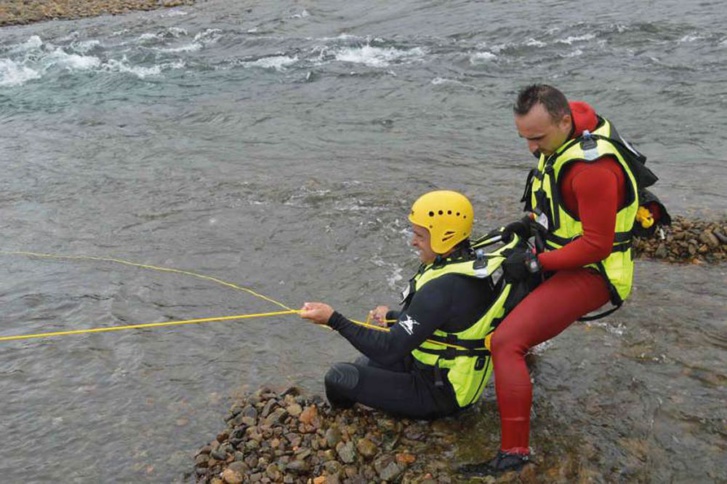 Le courant de La Tontouta a permis aux pompiers de s’exercer dans des conditions réelles. Photo B.G.