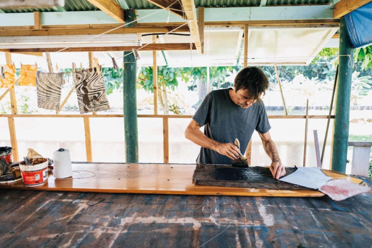  L’artiste Bernard Berbille en pleine création. Crédit photo : DR