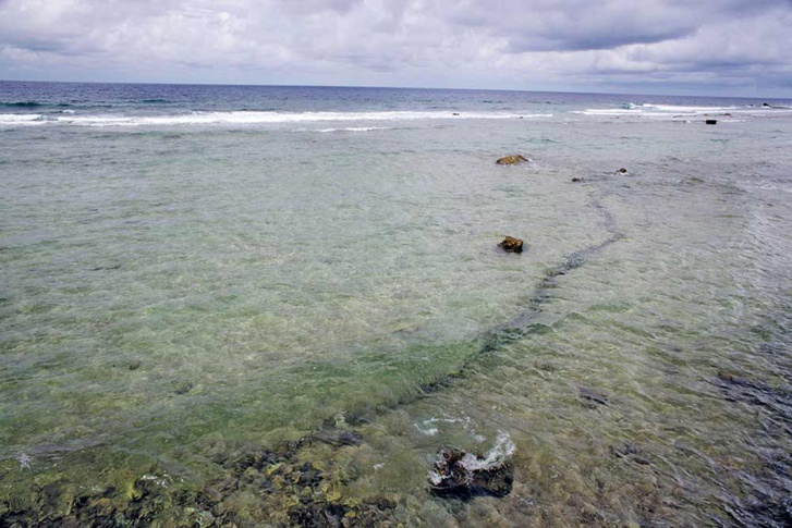 Ce cliché de la zone Nord de Moruroa, réalisé en 2014, montre une faille sur le platier corallien. Le ministère de la Défense a programmé la modernisation de l’ensemble du dispositif de télésurveillance géo-mécanique Telsite de l’atoll, alors que plusieurs rapports officiels  évoquent, depuis 2010, un risque d’effondrement de la structure géologique.  Le système Telsite comprend notamment un réseau de capteurs sismiques disposés en surface et d’autres placés dans six puits, profonds de plusieurs centaines de mètres. Ces capteurs mesurent les mouvements de sol en profondeur. Crédit photo : Greg. Boissy