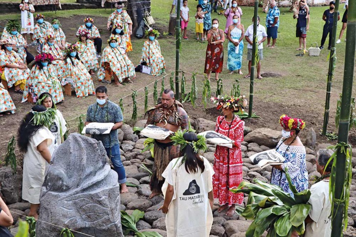 i[‘Ōro’a haamauraa i te ‘ōfa’i tihi]i, la pierre sculptée dévoilée - Crédit photo : Laura Théron