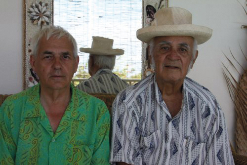 Bruno Barrillot (à gauche) a tenu à être enterré en Polynésie française, à Papeari, non loin de John Doom (à droite). crédit photo : DR