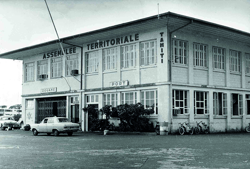 L'assemblée territoriale en 1957 L'institution est rebaptisée assemblée territoriale de la Polynésie française  par la loi de juillet 1957 et le nombre de conseillers territoriaux passe à 30. crédit photo : Fonds Mottert