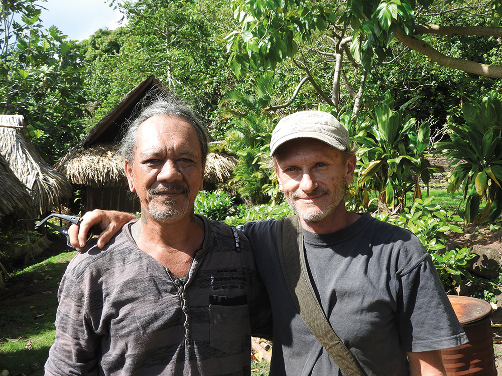 Purotu et Gilles, tatoueurs et organisateurs 	de l'événement.