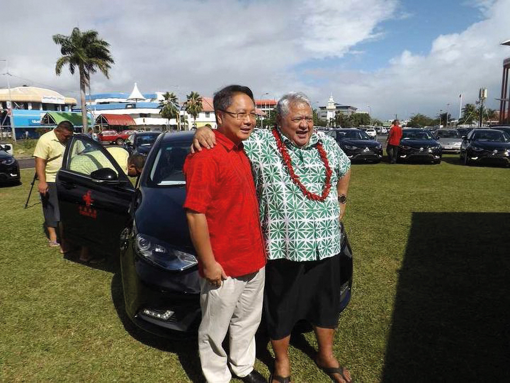 L’ambassadeur chinois Wang Xuefeng en compagnie du premier ministre samoan Tuila’epa Sa’ilele Malielegaoi. Crédit photo : DR