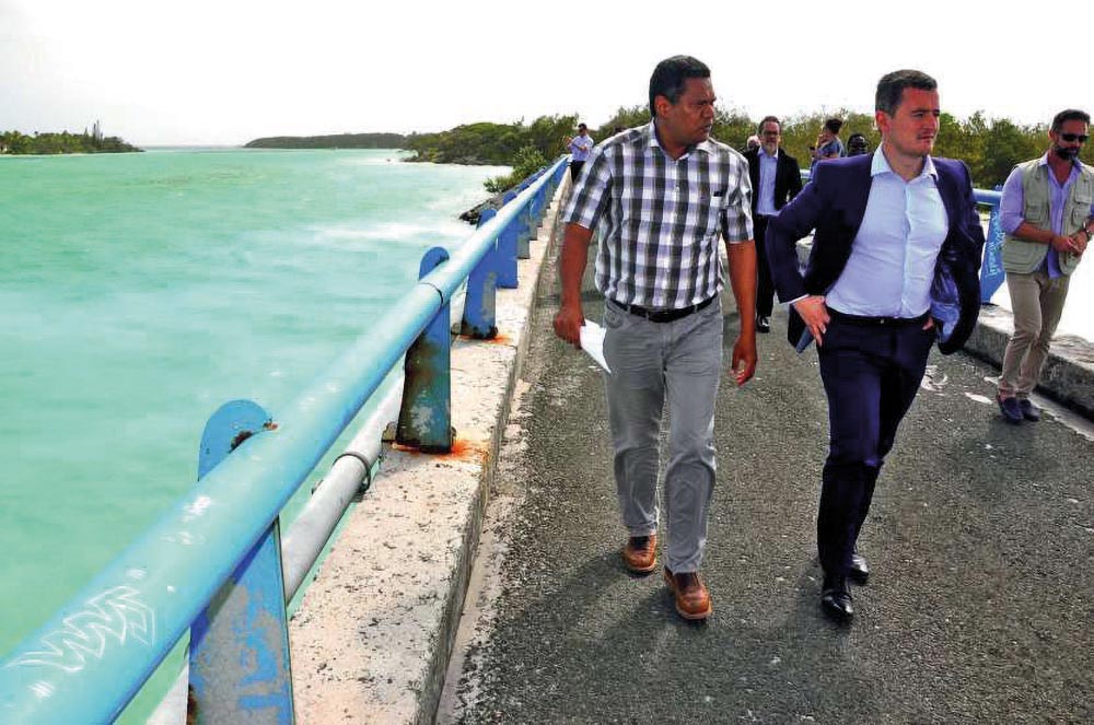 Jean-Jacques Haeweng, directeur de l’Équipement et de l’aménagement de la province des Îles Loyauté, a conduit le ministre Gérald Darmanin sur le pont de Mouli. (Photos Y.M)