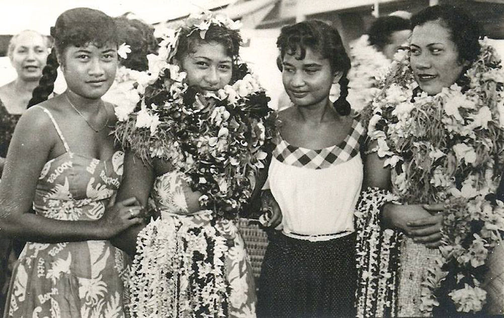 Tahiti, accueil traditionnel à l’arrivée du premier gros porteur DC 10 Crédit photo : éditions Erwin Christian, 1973