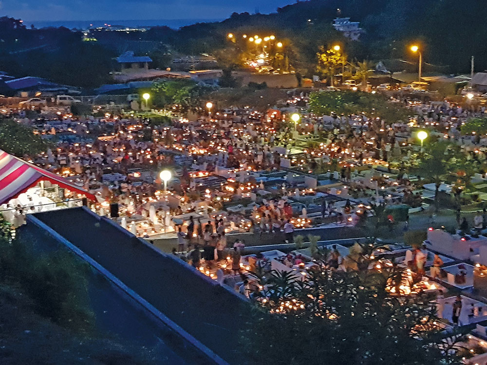  Les familles sont nombreuses à se rendre dans les cimetières le soir du Tūramara'a. Le temps passe, les souvenirs restent. Crédit photos : Ariitaimai Amary