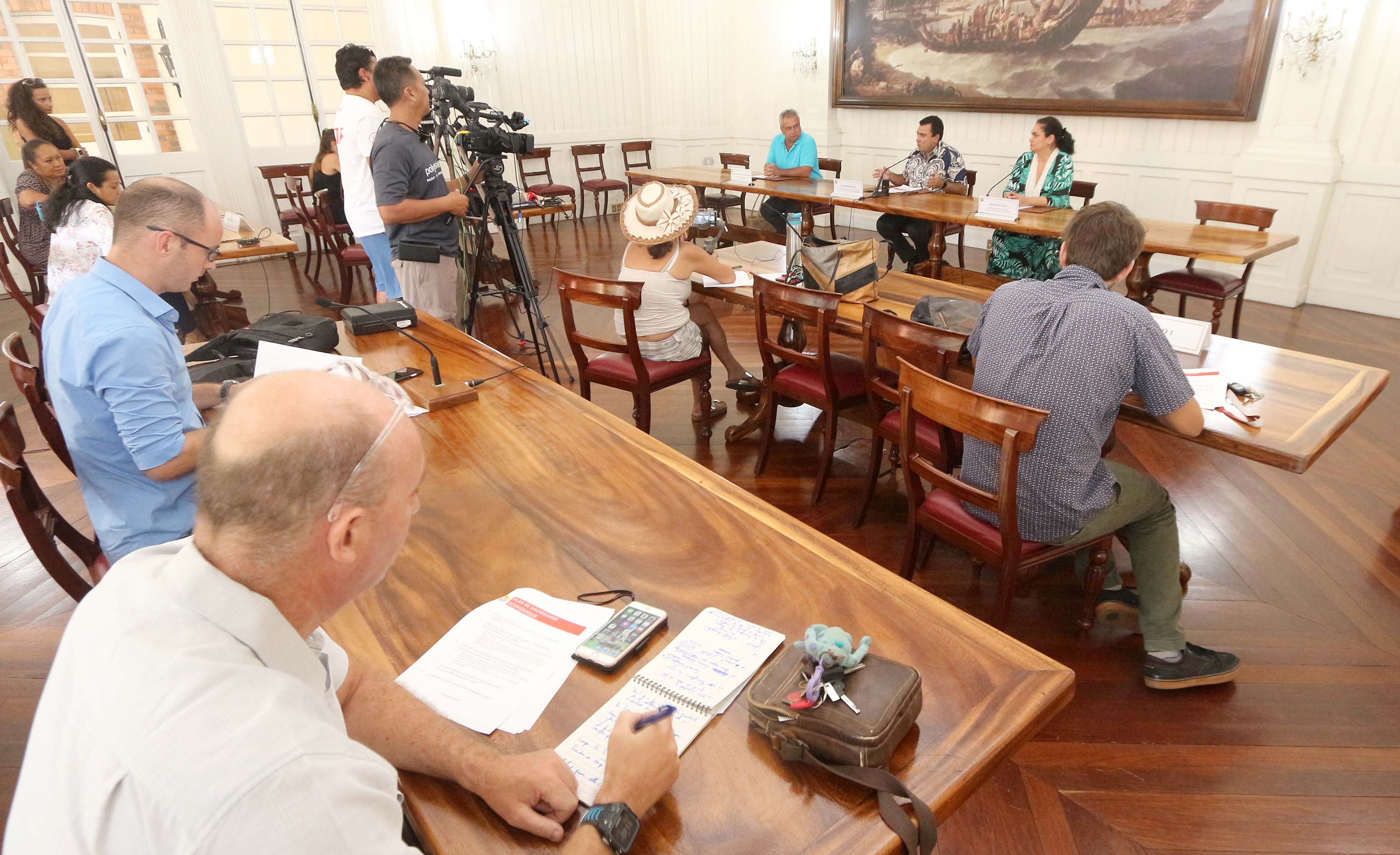 En fin de matinée, aujourd'hui, le Vice-président a présenté le plan de sauvegarde économique à la presse.