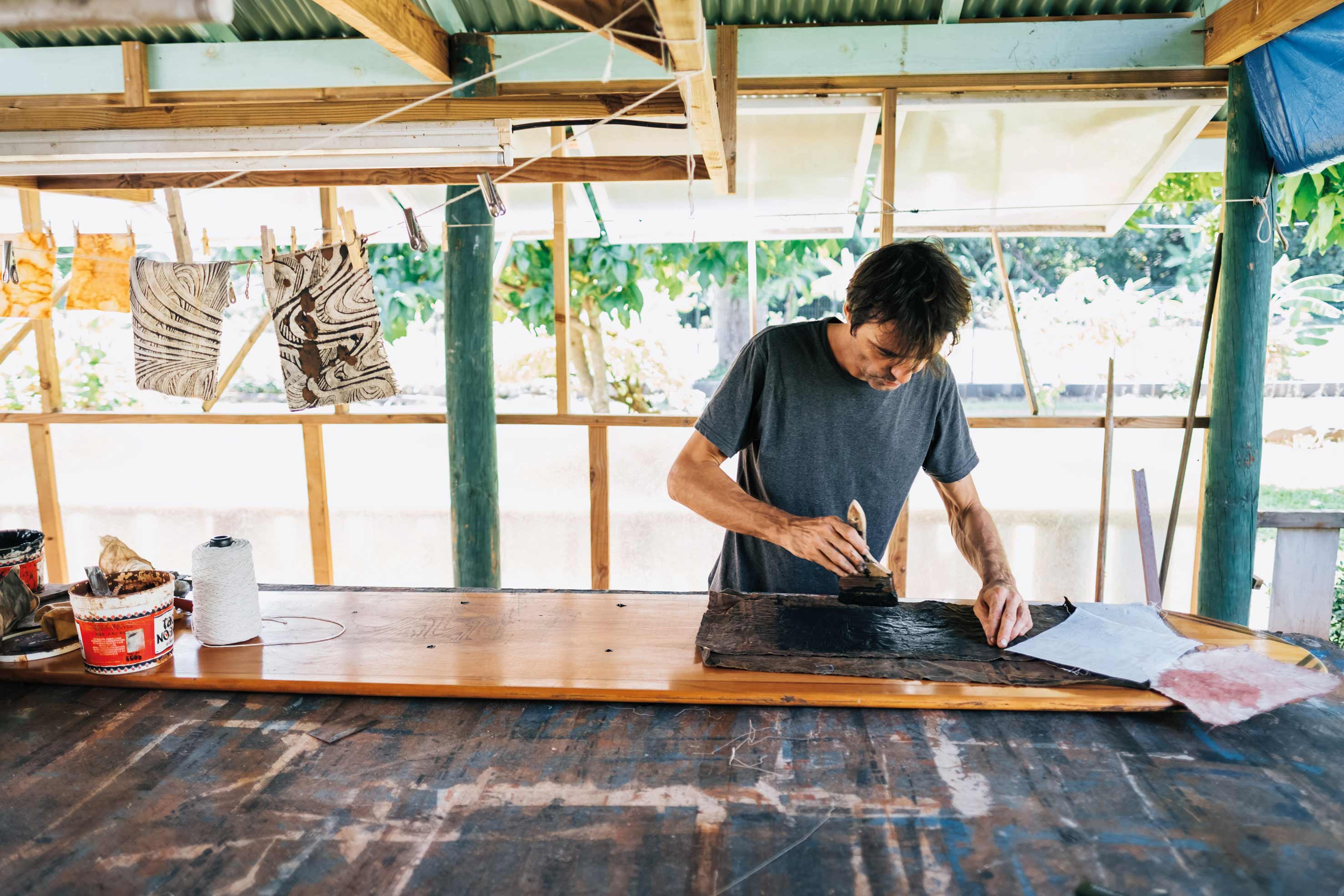  L’artiste Bernard Berbille en pleine création. Crédit photo : DR