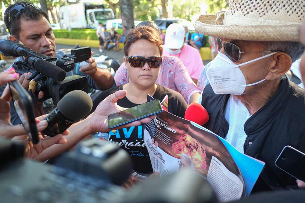  Devant le palais de justice et alors qu’il a entamé une grève de la faim, le maire de Faa’a et président du Tavini invite la population à lire Tahiti Pacifique dont l’édition spéciale du 29 mai a été consacrée au sujet explosif du nucléaire. Crédit photo : Greg. Boissy