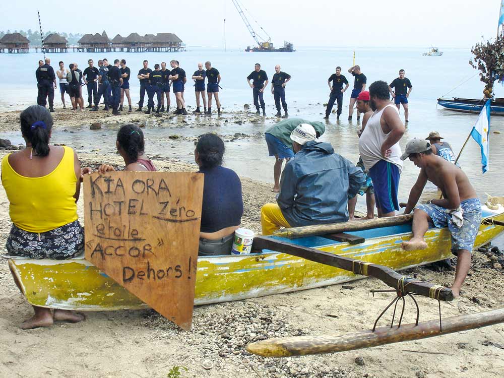 Les riverains de Teavaro ont manifesté contre l’extension des bungalows sur pilotis de l’hôtel Kia Ora (actuel Sofitel). Ils ne compren-nent pas comment la direction de l’hôtel a obtenu une autorisation (illégale ?), alors que la réglementation du PGEM ne lui permettait pas de créer de nouveaux bungalows sur la mer.  Crédit photo : Dom Leoture