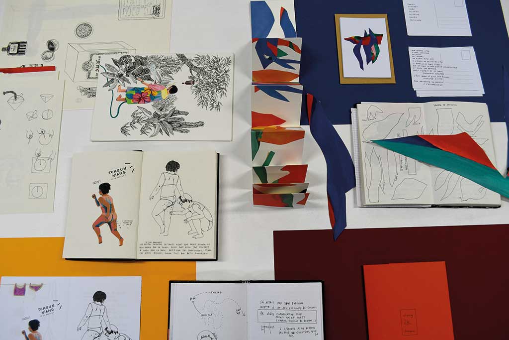 Lors de sa participation à l’exposition collective “A Tomo Mai I Ava Uta” (galerie Winkler, juillet 2021), Yiling a fait le pari de laisser les visiteurs découvrir son carnet de travail, exposé sur un petit bureau. Crédit photo et illustrations : Yiling Changues