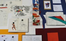 Lors de sa participation à l’exposition collective “A Tomo Mai I Ava Uta” (galerie Winkler, juillet 2021), Yiling a fait le pari de laisser les visiteurs découvrir son carnet de travail, exposé sur un petit bureau. Crédit photo et illustrations : Yiling Changues